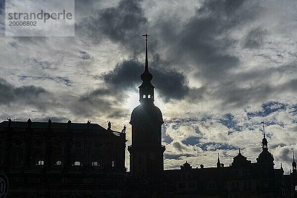 Regenwetter in der Dresdner Altstadt. Die steile Wintersonne betont die Silhouetten der historischen Gebäude Residenzschloss mit Hausmannsturm und Hofkirche.  Dresden  Sachsen  Deutschland  Europa