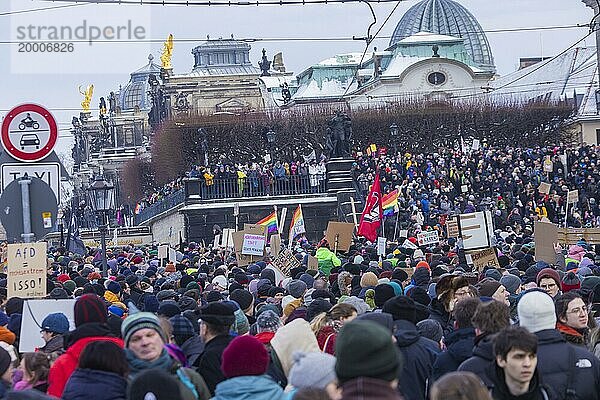 Mehrere Tausend Menschen protestieren am Sonntag unter anderem in Dresden  gegen die AfD und für die Demokratie. Seit Tagen gibt es ähnliche Demonstrationen in vielen deutschen Städten. Zwischen 25000 und 40000 Teilnehmer wurden geschätzt. Der Schlossplatz ist mit einer Menschenmenge gefüllt.  Dresden  Sachsen  Deutschland  Europa