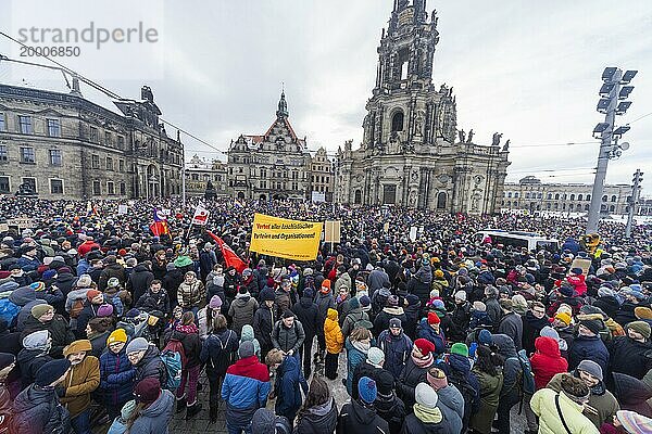 Mehrere Tausend Menschen protestieren am Sonntag unter anderem in Dresden  gegen die AfD und für die Demokratie. Seit Tagen gibt es ähnliche Demonstrationen in vielen deutschen Städten. Zwischen 25000 und 40000 Teilnehmer wurden geschätzt. Der Schlossplatz ist mit einer Menschenmenge gefüllt.  Dresden  Sachsen  Deutschland  Europa