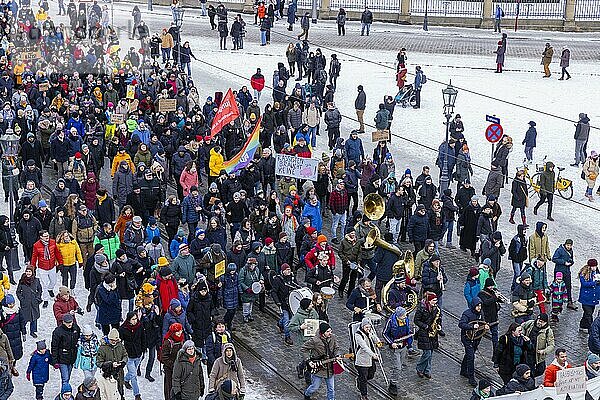 Mehrere Tausend Menschen protestieren am Sonntag unter anderem in Dresden  gegen die AfD und für die Demokratie. Seit Tagen gibt es ähnliche Demonstrationen in vielen deutschen Städten. Zwischen 25000 und 40000 Teilnehmer wurden geschätzt. Der Demonstrationszug zieht die Schlosstraße entlang durch die Innenstadt.  Dresden  Sachsen  Deutschland  Europa