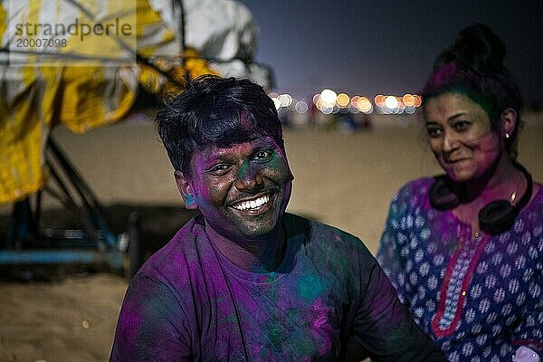 Junge Leute  Holi Festival  indisches Frühlingsfest  traditionelles Fest der Farben  Marina Beach  Chennai  Tamil Nadu  Indien  Asien