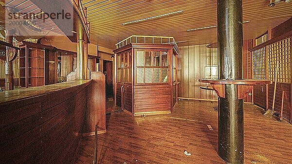 Verlassene Bar mit Holztresen und Inneneinrichtung  die eine nostalgische Stimmung vermittelt  Bad am Park  Lost Place  Essen  Nordrhein-Westfalen  Deutschland  Europa