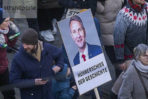 Mehrere Tausend Menschen protestieren am Sonntag unter anderem in Dresden  gegen die AfD und für die Demokratie. Seit Tagen gibt es ähnliche Demonstrationen in vielen deutschen Städten. Zwischen 25000 und 40000 Teilnehmer wurden geschätzt. Der Demonstrationszug zieht die Schlosstraße entlang durch die Innenstadt.  Dresden  Sachsen  Deutschland  Europa