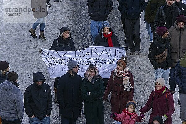 Mehrere Tausend Menschen protestieren am Sonntag unter anderem in Dresden  gegen die AfD und für die Demokratie. Seit Tagen gibt es ähnliche Demonstrationen in vielen deutschen Städten. Zwischen 25000 und 40000 Teilnehmer wurden geschätzt. Der Demonstrationszug zieht die Schlosstraße entlang durch die Innenstadt.  Dresden  Sachsen  Deutschland  Europa