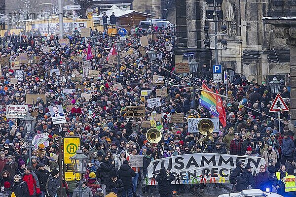 Mehrere Tausend Menschen protestieren am Sonntag unter anderem in Dresden  gegen die AfD und für die Demokratie. Seit Tagen gibt es ähnliche Demonstrationen in vielen deutschen Städten. Zwischen 25000 und 40000 Teilnehmer wurden geschätzt. Der Demonstrationszug zieht die Schlosstraße entlang durch die Innenstadt.  Dresden  Sachsen  Deutschland  Europa