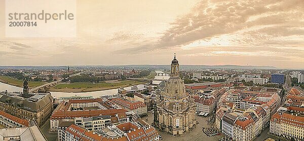 Luftaufnahme vor Sonnenaufgang  Panorama Altstadt mit Frauenkirche am Neumarkt.  Dresden  Sachsen  Deutschland  Europa