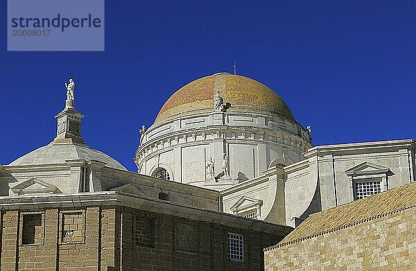 Kuppel der Kathedralkirche mit Blick auf Cádiz  Spanien  Europa
