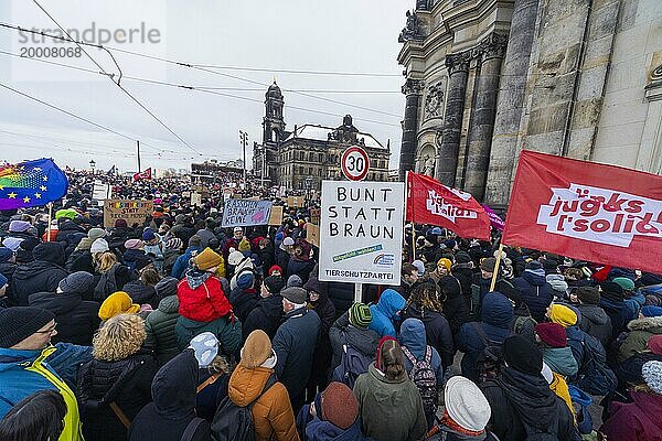 Mehrere Tausend Menschen protestieren am Sonntag unter anderem in Dresden  gegen die AfD und für die Demokratie. Seit Tagen gibt es ähnliche Demonstrationen in vielen deutschen Städten. Zwischen 25000 und 40000 Teilnehmer wurden geschätzt. Der Schlossplatz ist mit einer Menschenmenge gefüllt.  Dresden  Sachsen  Deutschland  Europa