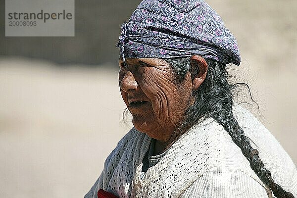 Porträt einer traditionell gekleideten bolivianischen Frau mit Kopftuch  Altiplano  Bolivien  Südamerika
