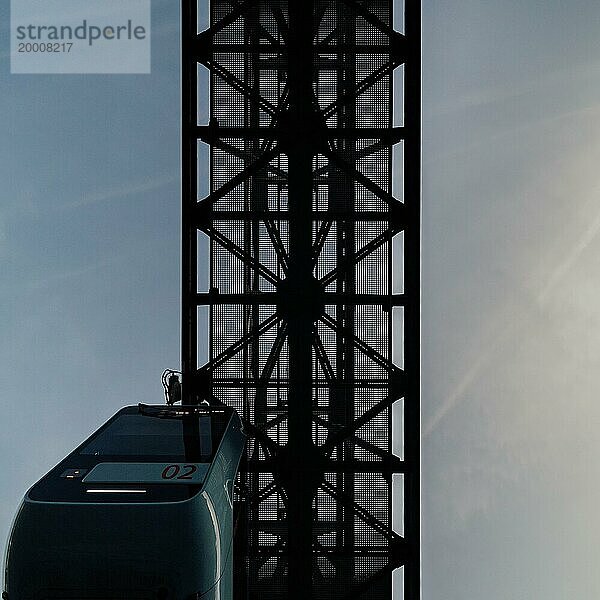 Die Silhouette einer modernen Schwebebahn vor dem Himmel bei Abenddämmerung  Schwebebahn  Wuppertal  Nordrhein-Westfalen  Deutschland  Europa