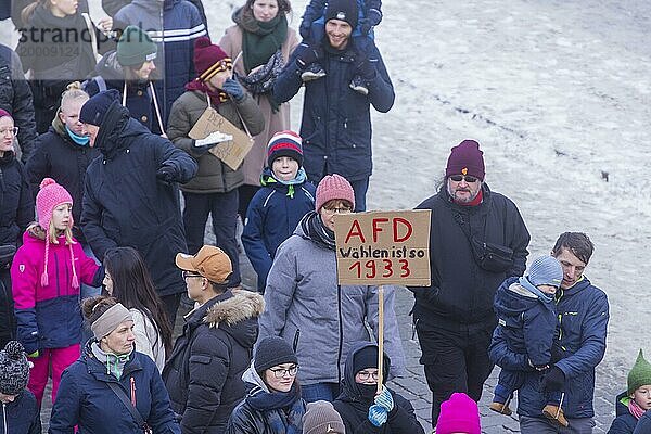 Mehrere Tausend Menschen protestieren am Sonntag unter anderem in Dresden  gegen die AfD und für die Demokratie. Seit Tagen gibt es ähnliche Demonstrationen in vielen deutschen Städten. Zwischen 25000 und 40000 Teilnehmer wurden geschätzt. Der Demonstrationszug zieht die Schlosstraße entlang durch die Innenstadt.  Dresden  Sachsen  Deutschland  Europa