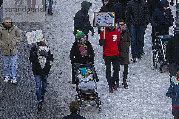 Mehrere Tausend Menschen protestieren am Sonntag unter anderem in Dresden  gegen die AfD und für die Demokratie. Seit Tagen gibt es ähnliche Demonstrationen in vielen deutschen Städten. Zwischen 25000 und 40000 Teilnehmer wurden geschätzt. Der Demonstrationszug zieht die Schlosstraße entlang durch die Innenstadt.  Dresden  Sachsen  Deutschland  Europa