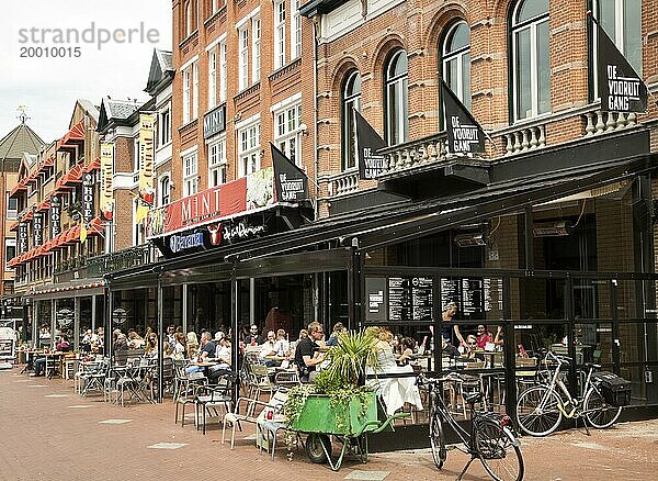 Menschen  die in einem Straßencafé sitzen  Stadtzentrum Eindhoven  Provinz Nordbrabant  Niederlande  Europa