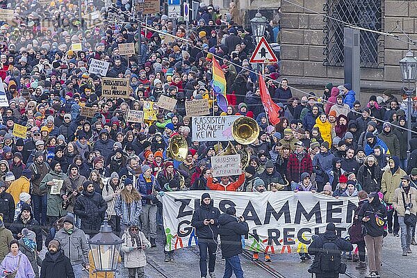 Mehrere Tausend Menschen protestieren am Sonntag unter anderem in Dresden  gegen die AfD und für die Demokratie. Seit Tagen gibt es ähnliche Demonstrationen in vielen deutschen Städten. Zwischen 25000 und 40000 Teilnehmer wurden geschätzt. Der Demonstrationszug zieht die Schlosstraße entlang durch die Innenstadt.  Dresden  Sachsen  Deutschland  Europa