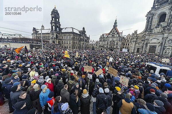 Mehrere Tausend Menschen protestieren am Sonntag unter anderem in Dresden  gegen die AfD und für die Demokratie. Seit Tagen gibt es ähnliche Demonstrationen in vielen deutschen Städten. Zwischen 25000 und 40000 Teilnehmer wurden geschätzt. Der Schlossplatz ist mit einer Menschenmenge gefüllt.  Dresden  Sachsen  Deutschland  Europa