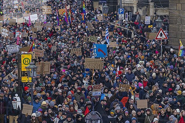 Mehrere Tausend Menschen protestieren am Sonntag unter anderem in Dresden  gegen die AfD und für die Demokratie. Seit Tagen gibt es ähnliche Demonstrationen in vielen deutschen Städten. Zwischen 25000 und 40000 Teilnehmer wurden geschätzt. Der Demonstrationszug zieht die Schlosstraße entlang durch die Innenstadt.  Dresden  Sachsen  Deutschland  Europa