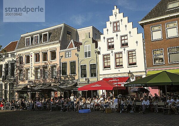 Historische Gebäude Menschen sitzen vor Cafés im Zentrum von Utrecht  Niederlande  Europa