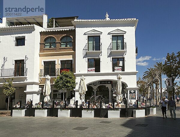 Menschen sitzen vor einem Café im beliebten Ferienort Nerja  Provinz Malaga  Spanien  Europa