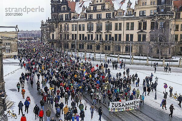 Mehrere Tausend Menschen protestieren am Sonntag unter anderem in Dresden  gegen die AfD und für die Demokratie. Seit Tagen gibt es ähnliche Demonstrationen in vielen deutschen Städten. Zwischen 25000 und 40000 Teilnehmer wurden geschätzt. Der Demonstrationszug zieht die Schlosstraße entlang durch die Innenstadt.  Dresden  Sachsen  Deutschland  Europa