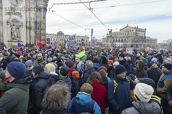 Mehrere Tausend Menschen protestieren am Sonntag unter anderem in Dresden  gegen die AfD und für die Demokratie. Seit Tagen gibt es ähnliche Demonstrationen in vielen deutschen Städten. Zwischen 25000 und 40000 Teilnehmer wurden geschätzt. Der Schlossplatz ist mit einer Menschenmenge gefüllt.  Dresden  Sachsen  Deutschland  Europa