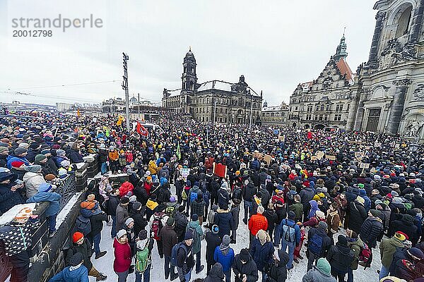 Mehrere Tausend Menschen protestieren am Sonntag unter anderem in Dresden  gegen die AfD und für die Demokratie. Seit Tagen gibt es ähnliche Demonstrationen in vielen deutschen Städten. Zwischen 25000 und 40000 Teilnehmer wurden geschätzt. Der Schlossplatz ist mit einer Menschenmenge gefüllt.  Dresden  Sachsen  Deutschland  Europa