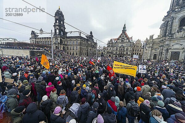 Mehrere Tausend Menschen protestieren am Sonntag unter anderem in Dresden  gegen die AfD und für die Demokratie. Seit Tagen gibt es ähnliche Demonstrationen in vielen deutschen Städten. Zwischen 25000 und 40000 Teilnehmer wurden geschätzt. Der Schlossplatz ist mit einer Menschenmenge gefüllt.  Dresden  Sachsen  Deutschland  Europa