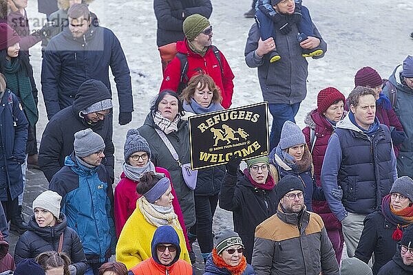 Mehrere Tausend Menschen protestieren am Sonntag unter anderem in Dresden  gegen die AfD und für die Demokratie. Seit Tagen gibt es ähnliche Demonstrationen in vielen deutschen Städten. Zwischen 25000 und 40000 Teilnehmer wurden geschätzt. Der Demonstrationszug zieht die Schlosstraße entlang durch die Innenstadt.  Dresden  Sachsen  Deutschland  Europa