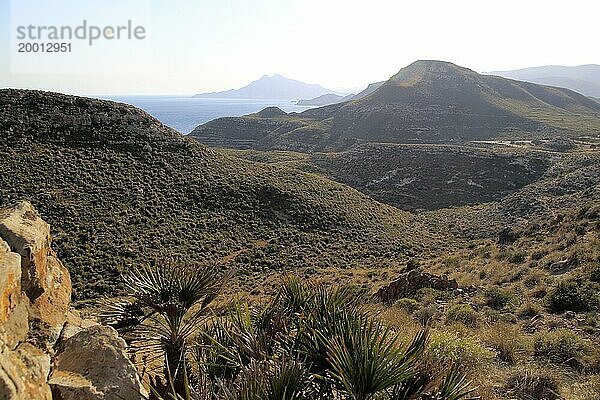 Blick auf die Küste in Richtung Westen  Rodalquilar  Naturpark Cabo de Gata  Almeria  Spanien  Europa