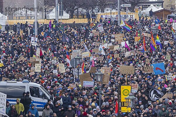 Mehrere Tausend Menschen protestieren am Sonntag unter anderem in Dresden  gegen die AfD und für die Demokratie. Seit Tagen gibt es ähnliche Demonstrationen in vielen deutschen Städten. Zwischen 25000 und 40000 Teilnehmer wurden geschätzt. Der Demonstrationszug zieht die Schlosstraße entlang durch die Innenstadt.  Dresden  Sachsen  Deutschland  Europa