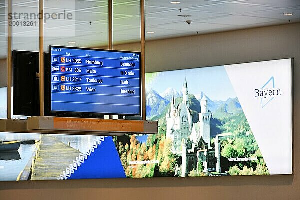 Ankunftsschild für Lufthansa und Star Alliance Partner am Gepäckband im Terminal 2 mit Werbeplakat für Bayern mit Schloss Neuschwanstein  Flughafen München  Oberbayern  Bayern  Deutschland  Europa