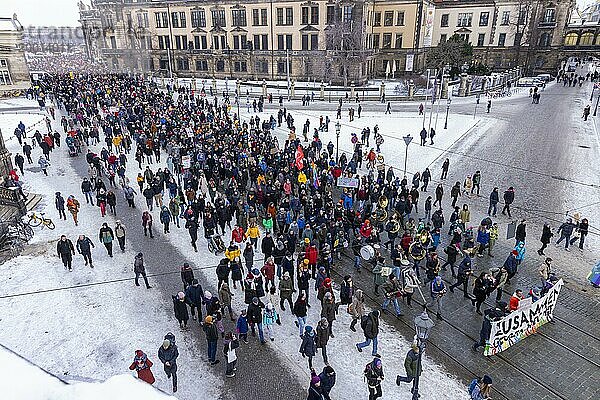 Mehrere Tausend Menschen protestieren am Sonntag unter anderem in Dresden  gegen die AfD und für die Demokratie. Seit Tagen gibt es ähnliche Demonstrationen in vielen deutschen Städten. Zwischen 25000 und 40000 Teilnehmer wurden geschätzt. Der Demonstrationszug zieht die Schlosstraße entlang durch die Innenstadt.  Dresden  Sachsen  Deutschland  Europa