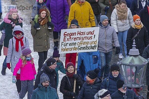 Mehrere Tausend Menschen protestieren am Sonntag unter anderem in Dresden  gegen die AfD und für die Demokratie. Seit Tagen gibt es ähnliche Demonstrationen in vielen deutschen Städten. Zwischen 25000 und 40000 Teilnehmer wurden geschätzt. Der Demonstrationszug zieht die Schlosstraße entlang durch die Innenstadt.  Dresden  Sachsen  Deutschland  Europa