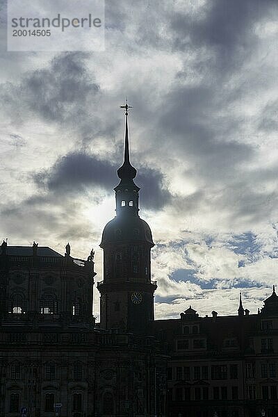 Regenwetter in der Dresdner Altstadt. Die steile Wintersonne betont die Silhouetten der historischen Gebäude Residenzschloss mit Hausmannsturm und Hofkirche.  Dresden  Sachsen  Deutschland  Europa