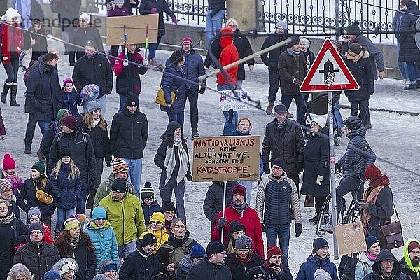 Mehrere Tausend Menschen protestieren am Sonntag unter anderem in Dresden  gegen die AfD und für die Demokratie. Seit Tagen gibt es ähnliche Demonstrationen in vielen deutschen Städten. Zwischen 25000 und 40000 Teilnehmer wurden geschätzt. Der Demonstrationszug zieht die Schlosstraße entlang durch die Innenstadt.  Dresden  Sachsen  Deutschland  Europa