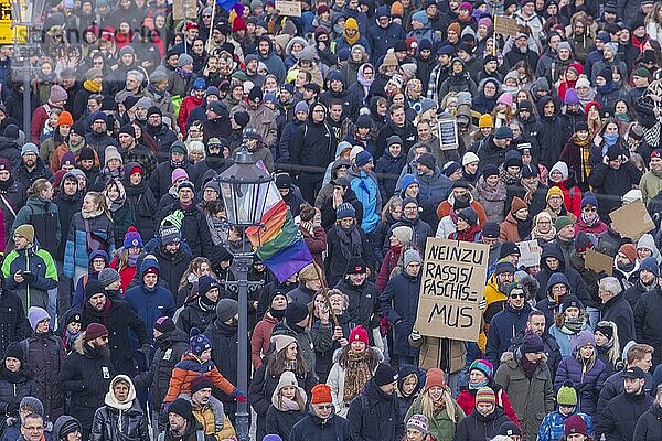 Mehrere Tausend Menschen protestieren am Sonntag unter anderem in Dresden  gegen die AfD und für die Demokratie. Seit Tagen gibt es ähnliche Demonstrationen in vielen deutschen Städten. Zwischen 25000 und 40000 Teilnehmer wurden geschätzt. Der Demonstrationszug zieht die Schlosstraße entlang durch die Innenstadt.  Dresden  Sachsen  Deutschland  Europa