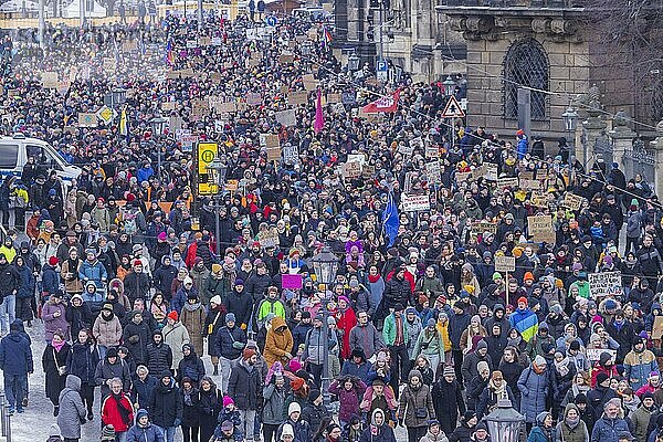 Mehrere Tausend Menschen protestieren am Sonntag unter anderem in Dresden  gegen die AfD und für die Demokratie. Seit Tagen gibt es ähnliche Demonstrationen in vielen deutschen Städten. Zwischen 25000 und 40000 Teilnehmer wurden geschätzt. Der Demonstrationszug zieht die Schlosstraße entlang durch die Innenstadt.  Dresden  Sachsen  Deutschland  Europa