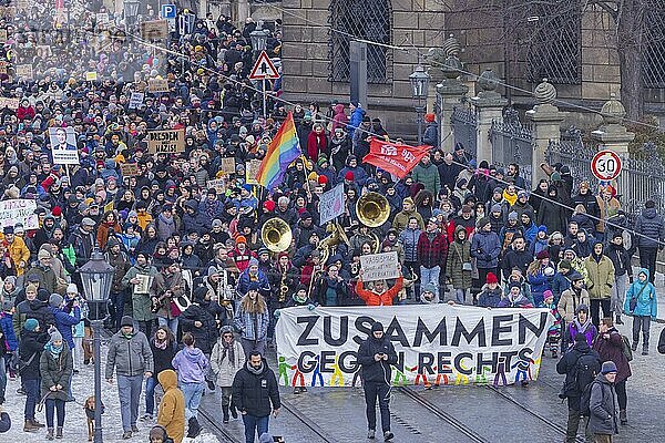 Mehrere Tausend Menschen protestieren am Sonntag unter anderem in Dresden  gegen die AfD und für die Demokratie. Seit Tagen gibt es ähnliche Demonstrationen in vielen deutschen Städten. Zwischen 25000 und 40000 Teilnehmer wurden geschätzt. Der Demonstrationszug zieht die Schlosstraße entlang durch die Innenstadt.  Dresden  Sachsen  Deutschland  Europa