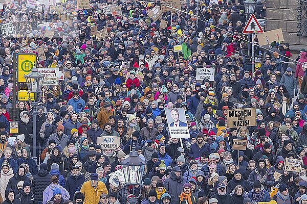 Mehrere Tausend Menschen protestieren am Sonntag unter anderem in Dresden  gegen die AfD und für die Demokratie. Seit Tagen gibt es ähnliche Demonstrationen in vielen deutschen Städten. Zwischen 25000 und 40000 Teilnehmer wurden geschätzt. Der Demonstrationszug zieht die Schlosstraße entlang durch die Innenstadt.  Dresden  Sachsen  Deutschland  Europa