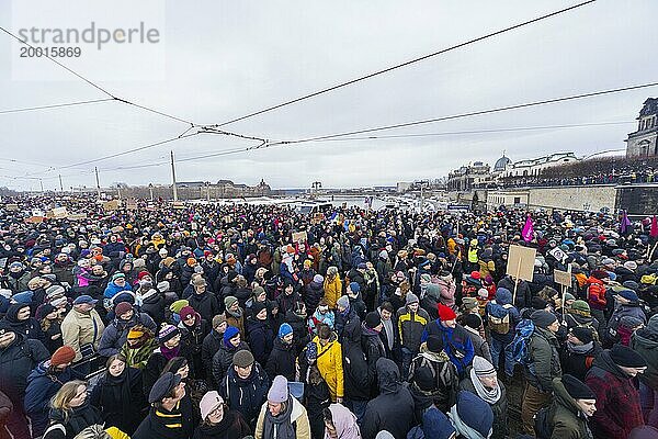 Mehrere Tausend Menschen protestieren am Sonntag unter anderem in Dresden  gegen die AfD und für die Demokratie. Seit Tagen gibt es ähnliche Demonstrationen in vielen deutschen Städten. Zwischen 25000 und 40000 Teilnehmer wurden geschätzt.Die Augustusbrücke ist auf voller Länge von Demonstranten besetzt.  Dresden  Sachsen  Deutschland  Europa