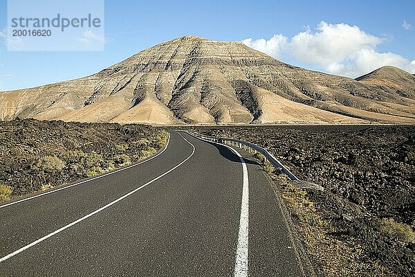 Straße in Richtung Montana de Medio  Berg  Gebirgszug Los Ajaches  Lanzarote  Kanarische Inseln  Spanien  Europa