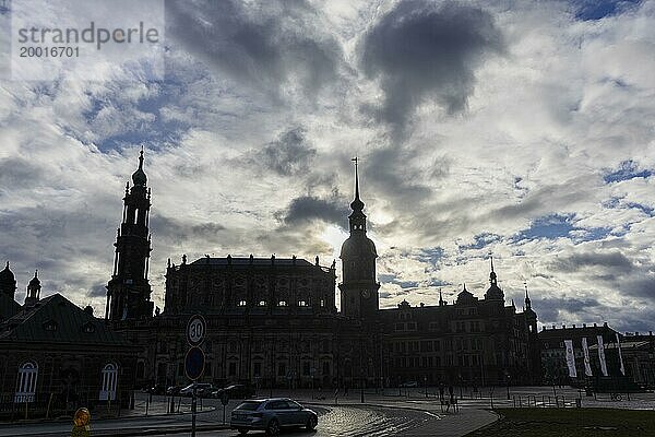 Regenwetter in der Dresdner Altstadt. Die steile Wintersonne betont die Silhouetten der historischen Gebäude Residenzschloss mit Hausmannsturm und Hofkirche.  Dresden  Sachsen  Deutschland  Europa