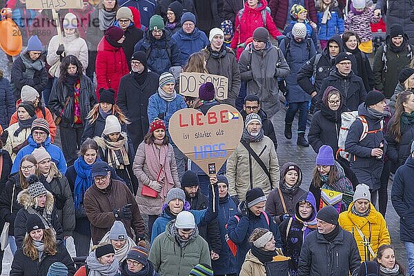 Mehrere Tausend Menschen protestieren am Sonntag unter anderem in Dresden  gegen die AfD und für die Demokratie. Seit Tagen gibt es ähnliche Demonstrationen in vielen deutschen Städten. Zwischen 25000 und 40000 Teilnehmer wurden geschätzt. Der Demonstrationszug zieht die Schlosstraße entlang durch die Innenstadt.  Dresden  Sachsen  Deutschland  Europa