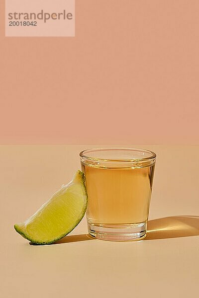 Tequila Shot mit Limette unter starker Sonneneinstrahlung