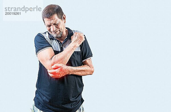 Älterer Mann mit Schmerzen im Ellenbogen. Konzept der Ellenbogenarthritis. Älterer Mann mit Ellenbogenschmerzen isoliert