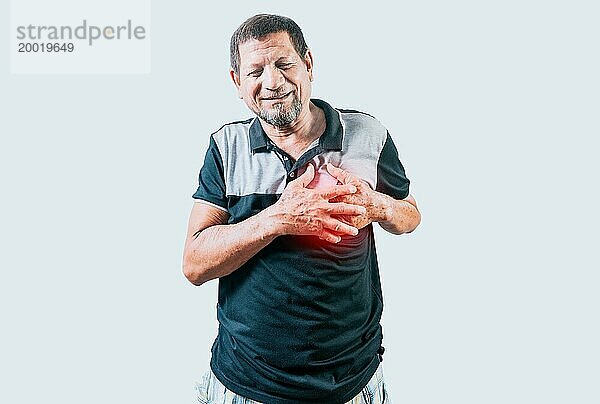 Älterer Mensch mit Herzproblemen. Älterer Mann mit Tachykardie  der seine Brust berührt. Alter Mann mit Herzschmerzen berührt Brust isoliert