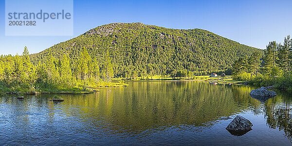 Ein kleiner See in Nähe von Vinje  Querformat  Binnengewässer  Ufer  Berg  Landschaftsaufnahme  Panoramaaufnahme  Wolkenloser blauer Himmel  Sommer  Abendlicht  Vestfold og Telemark  Edland  Norwegen  Europa