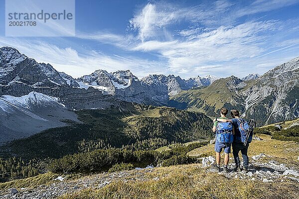 Zwei Bergsteiger  auf einem Wanderweg  Freundschaft am Berg  Bergpanorama mit felsigen steilen Gipfeln  Ausblick auf Gipfel Laliderspitze  Dreizinkenspitze und Spritzkarspitze  Wanderung zum Gipfel des Hahnkampl  Engtal  Karwendel  Tirol  Österreich  Europa