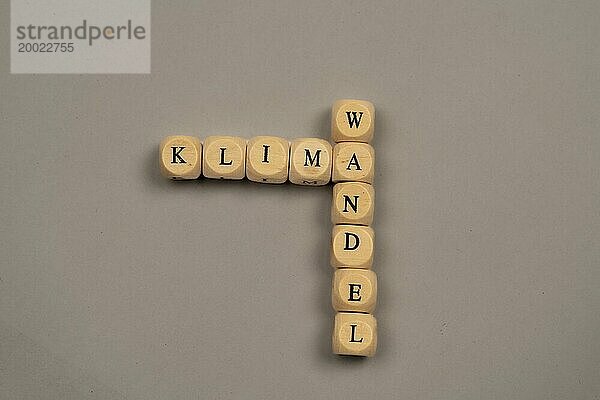 Würfel mit Buchstaben bilden das Wort Klimawandel  heller Hintergrund  Draufsicht  Studioaufnahme  Deutschland  Europa