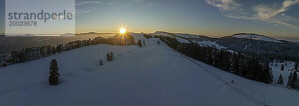 Sonnenuntergang über der zweiten Jurakette im Winter  vorne Konturen von Dolinen  Blick Richtung erste Jurakette mit Weissenstein  Drohnenaufnahne  Brunnersberg  Solothurn  Schweiz  Europa