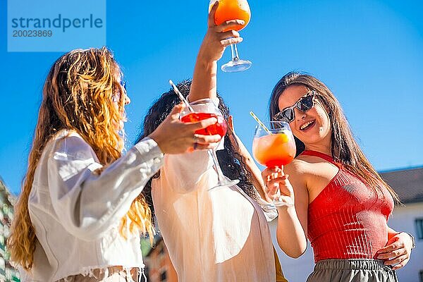 Glückliche Szene von drei Frauen während eines perfekten Sommers mit Freunden  die eine Party auf einem Dach feiern